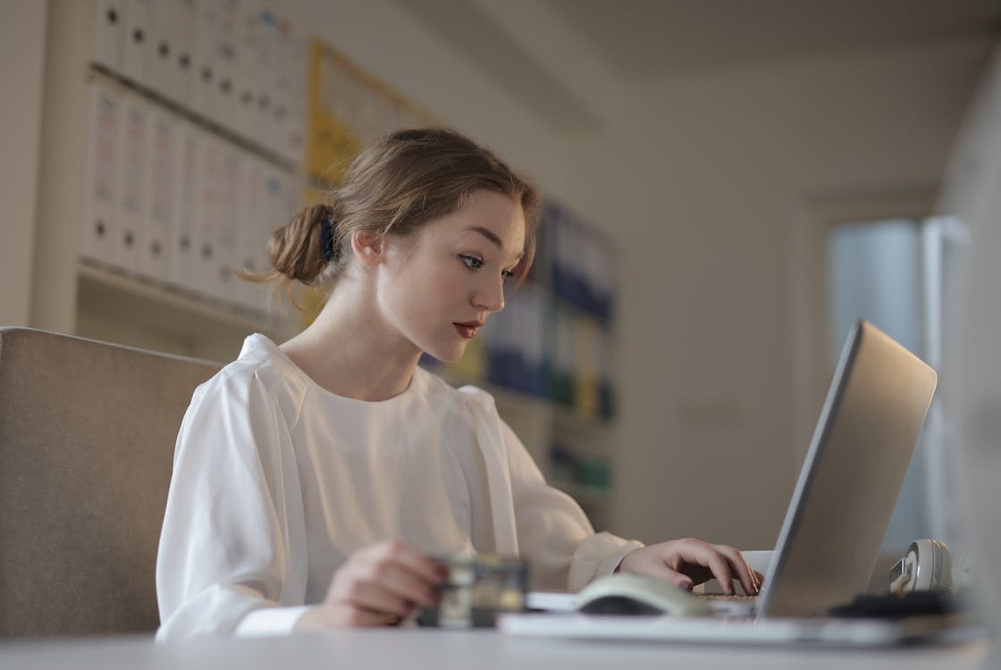 бесплатная Женский бухгалтер, работающий с ноутбуком Стоковое фото