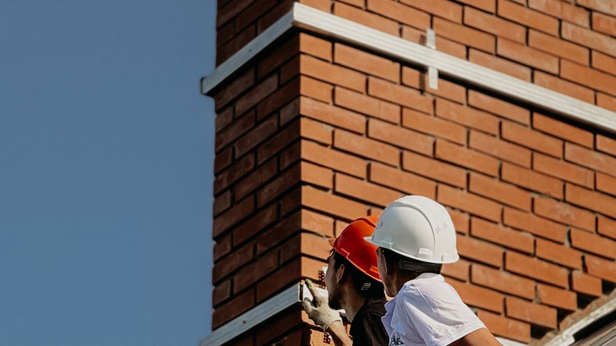 Lavorazione di dettaglio attorno a un elemento che attraversa la copertura