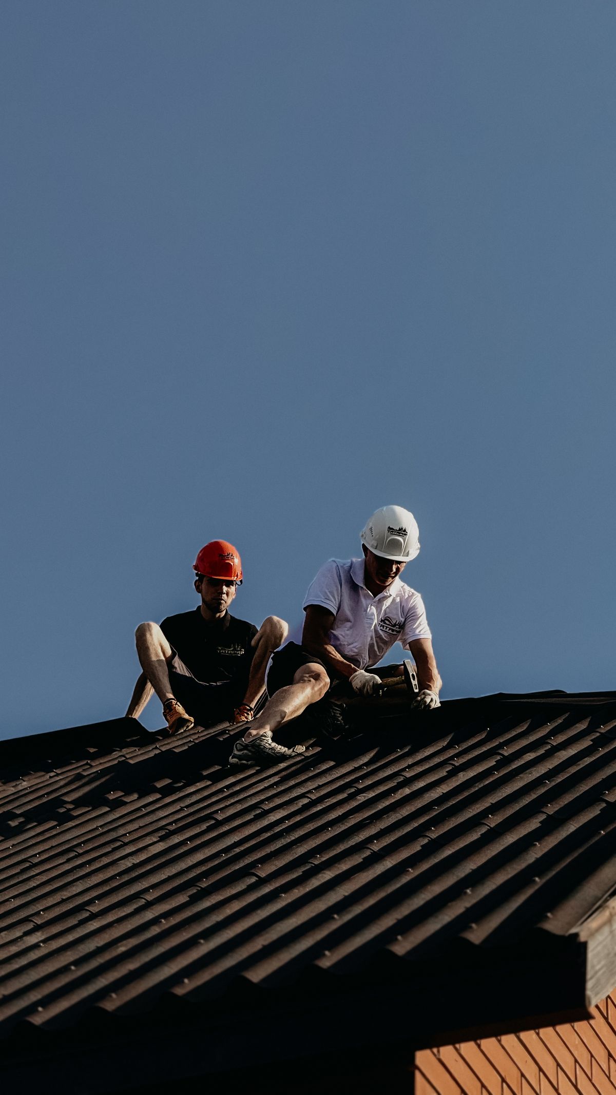 Trabajadores reparando un tejado bajo cielo despejado