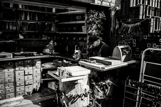 Workshop in black and white, photo by Sven Krinke-Gieser on Pexels