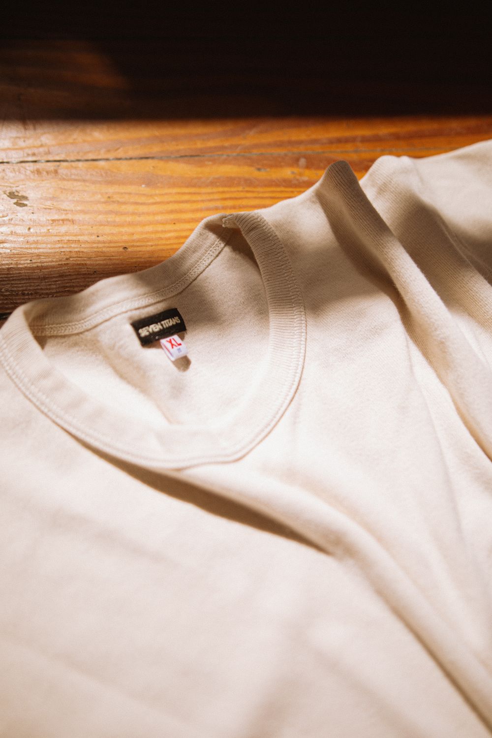 Weißes T-Shirt als minimalistisches Basic