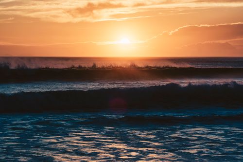 Free Captivating sunset view over ocean waves at Arraial do Cabo, RJ, Brazil. Perfect for travel or nature themes. Stock Photo