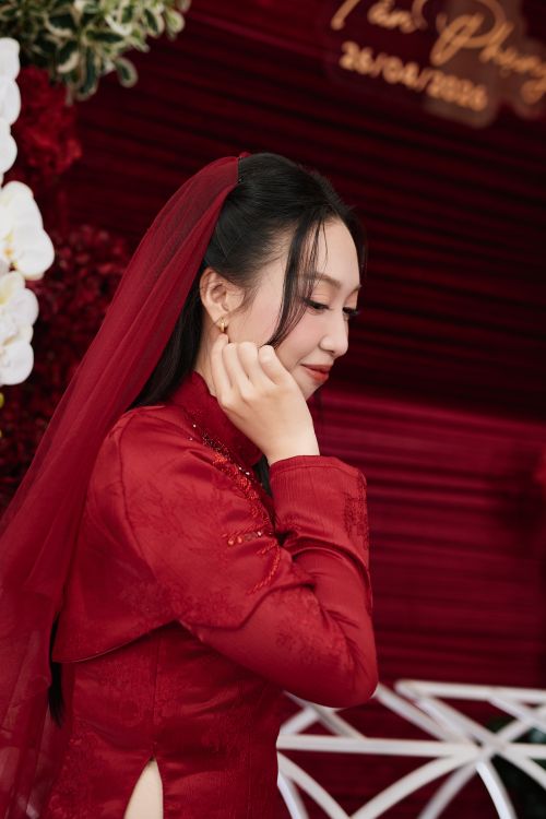 Free A bride in traditional red attire with floral accents, showcasing elegance and cultural beauty. Stock Photo