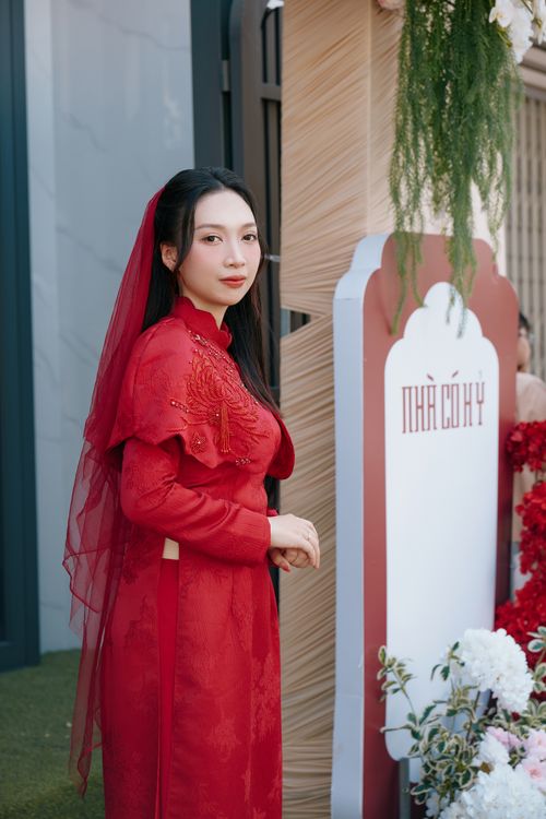 Free A woman in a stunning red traditional dress and veil stands elegantly at an event. Stock Photo