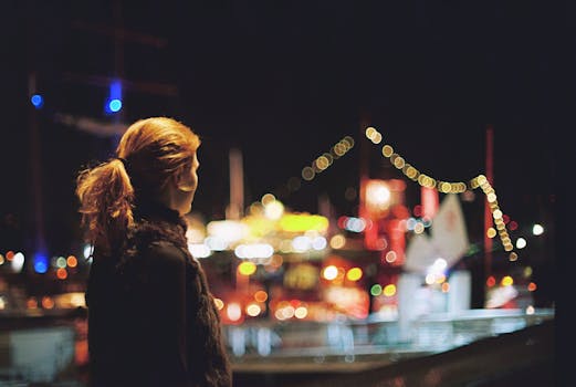 夜晚，一名女子凝视着灯火通明的汉堡港