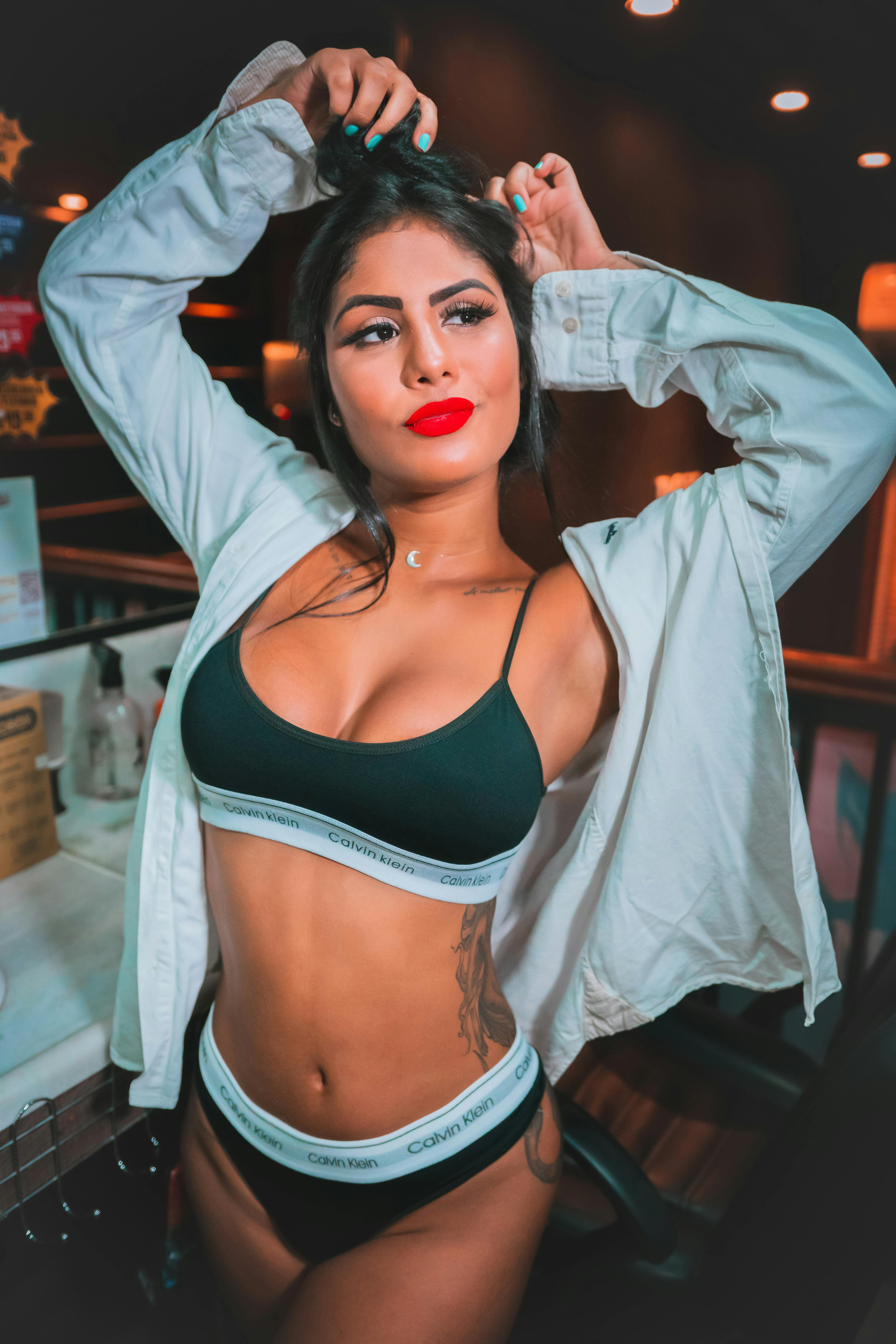 gratis Vrouw Die Zwarte Beha Draagt Stockfoto