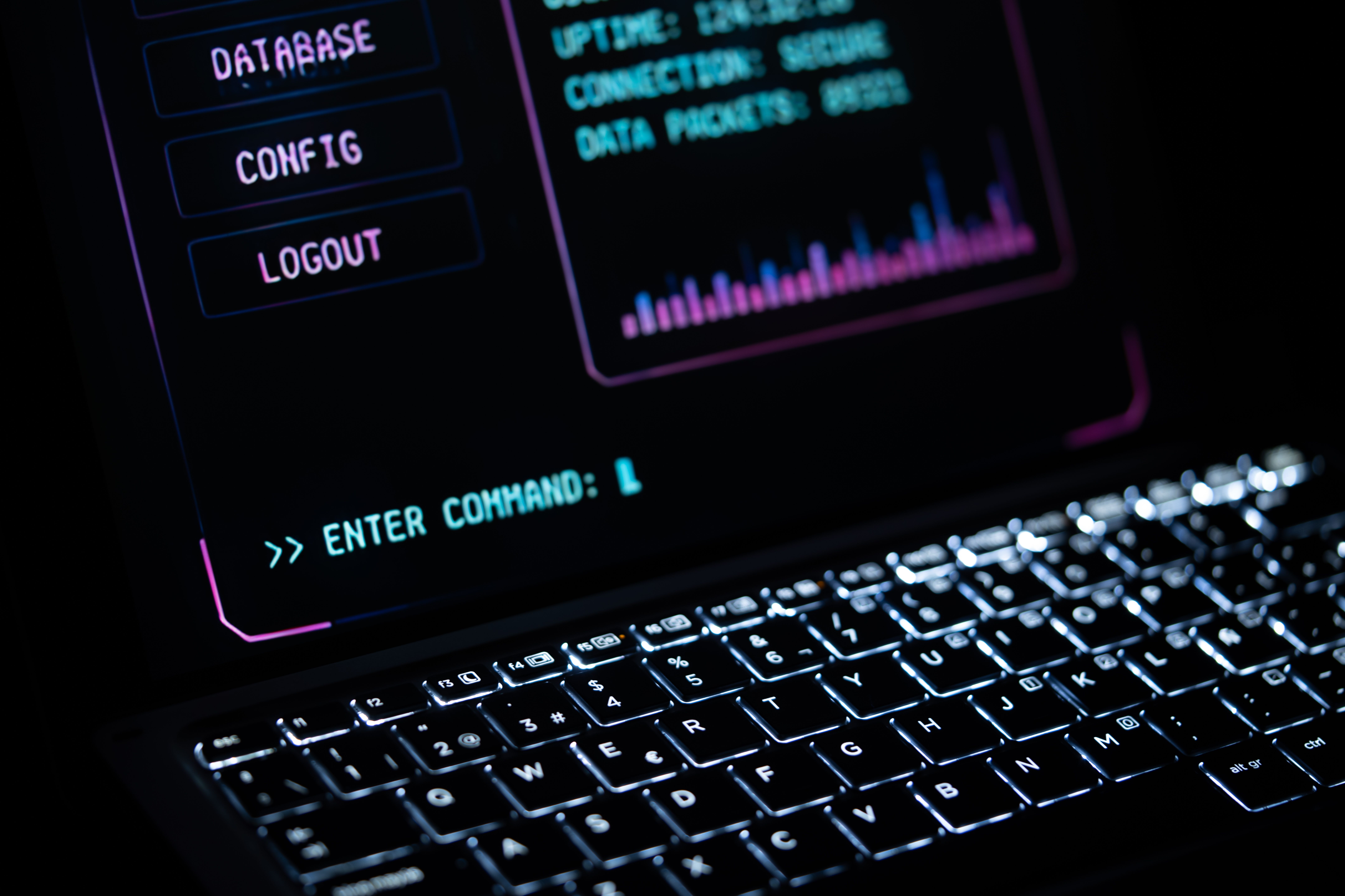 Ciberseguridad con IA en un portátil protegiendo a una pyme
