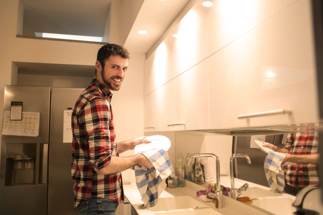 Homem concentrado planejando sua dieta