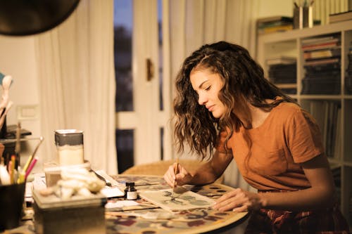 Mujer Joven Pintando Sobre Papel En El Lugar De Trabajo