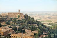 中世纪山顶村庄的风景，被托斯卡纳连绵起伏的乡村所环绕