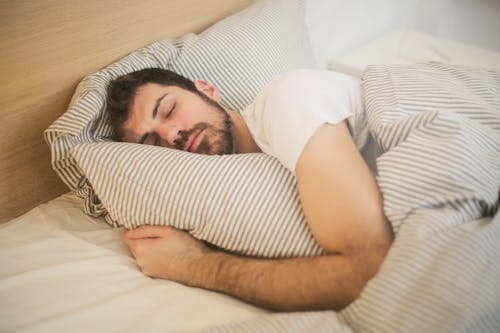 眠っている男の写真