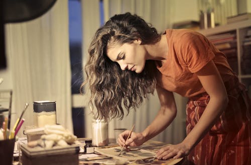 Kostenlos Kreative Weibliche Handwerkerzeichnung In Werkstatt Stock-Foto