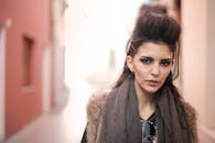 城市小巷中一位发型大胆的时尚女性肖像