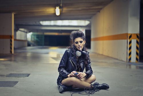 在地下停车场吸烟的女性摇滚歌手