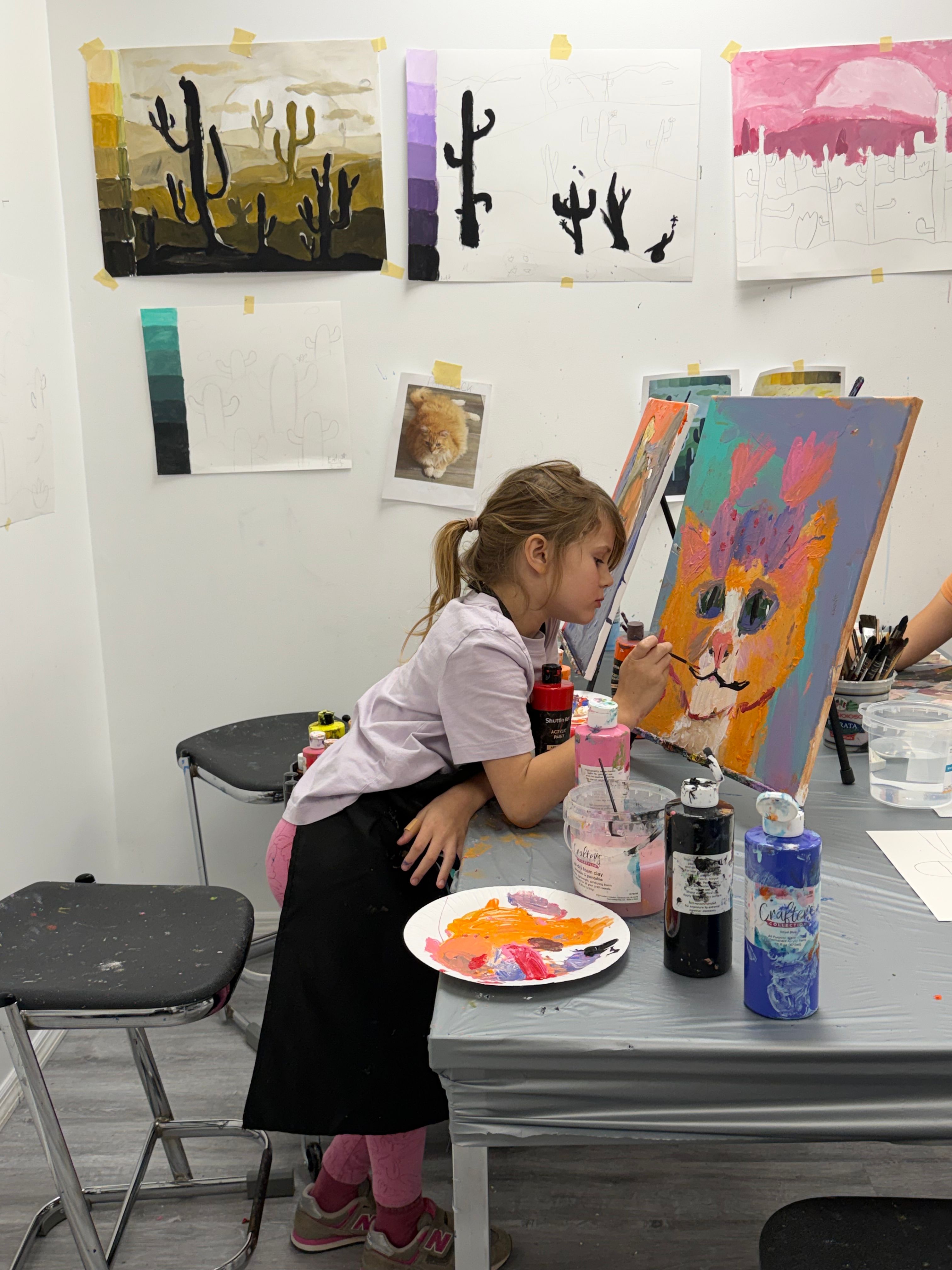Enfant en tablier de peinture lors d'un atelier créatif à l'école maternelle