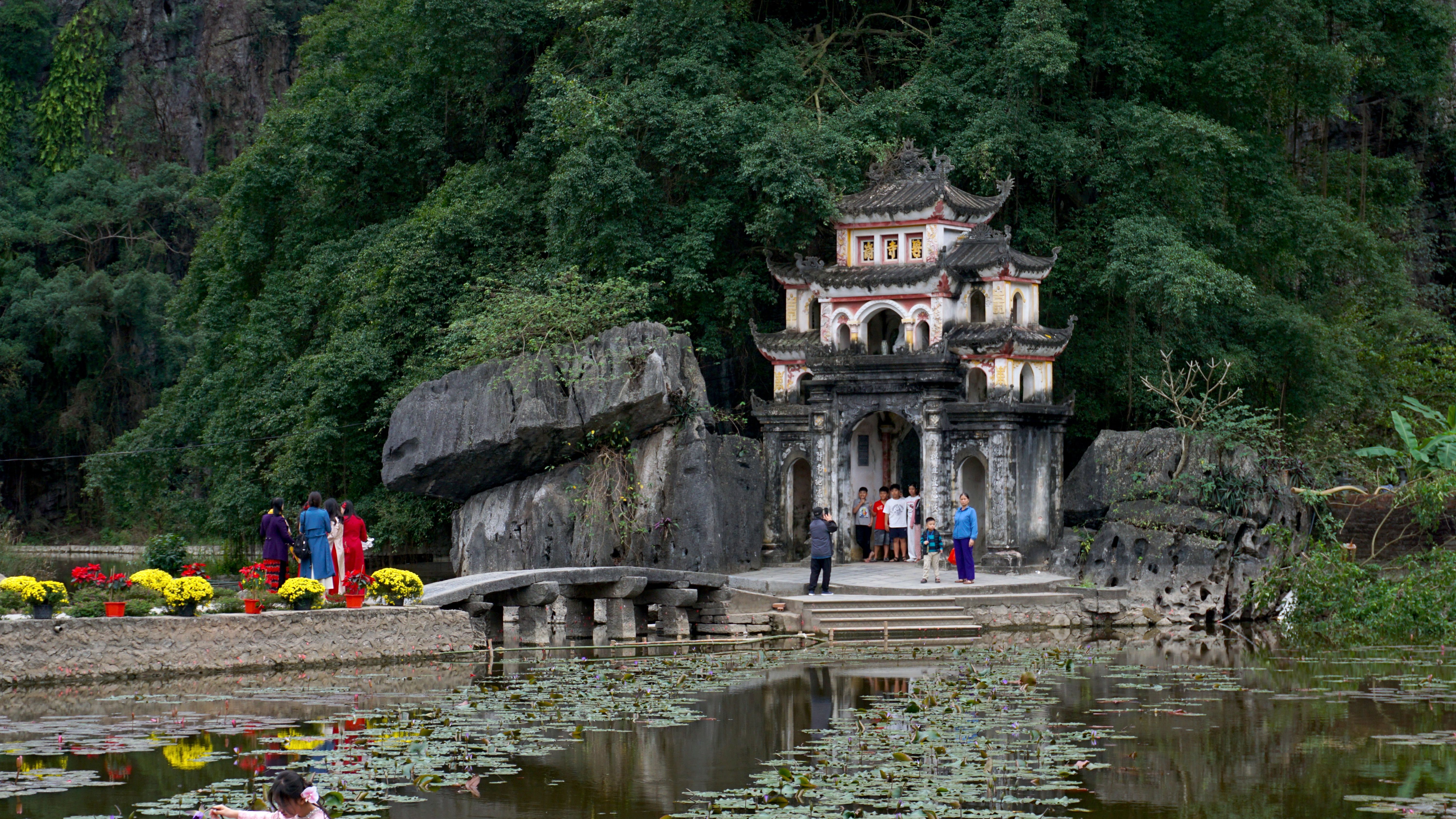 Museums & attractions in Tam Coc sampan boat ride on the Ngo Dong River