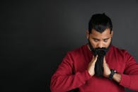 工作室里，一名留着长胡子、穿着红色毛衣的男子正在调整面部毛发的肖像