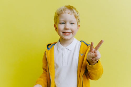 Niño Con Chaqueta Amarilla Con Cremallera