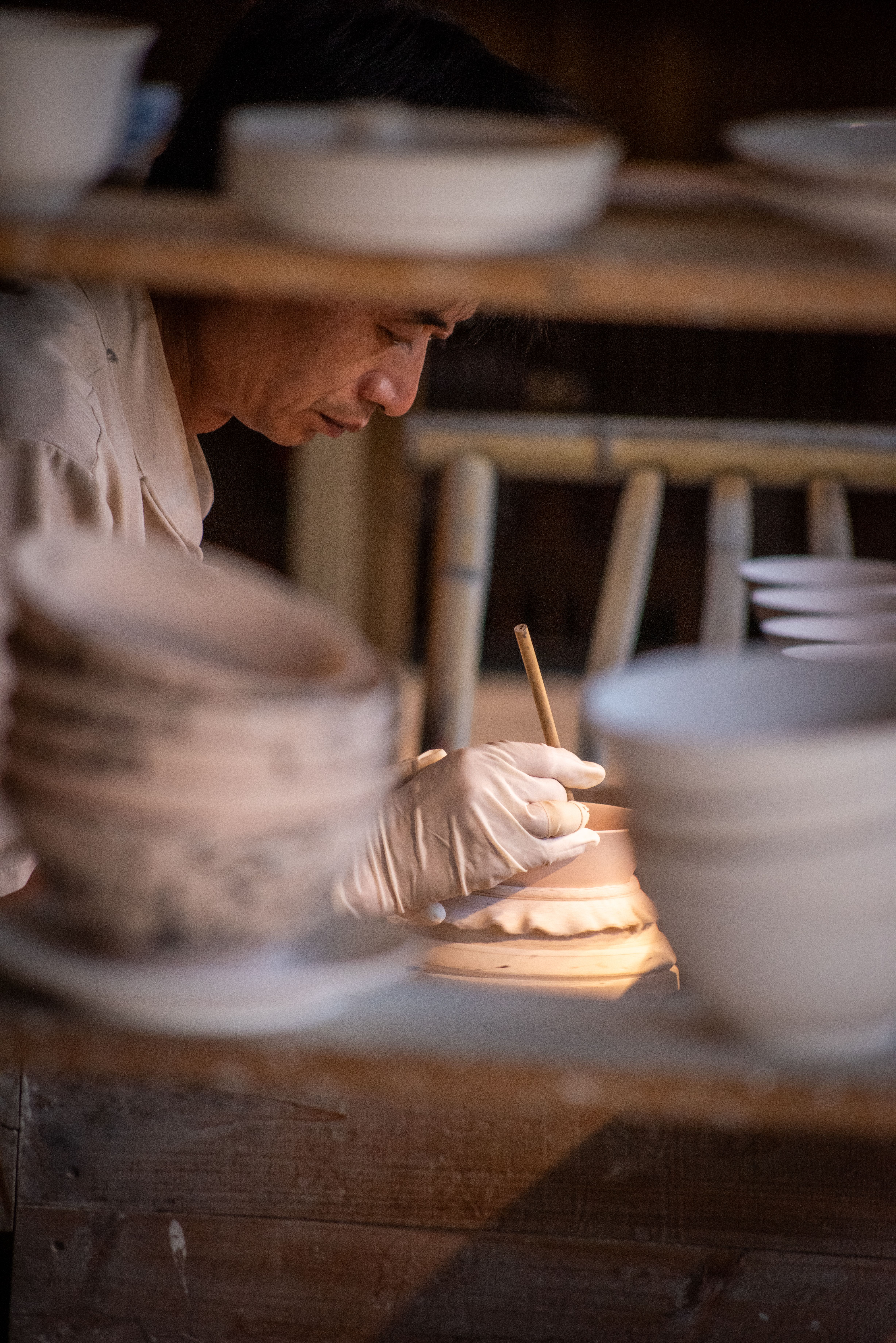Artisan décorant une pièce en céramique