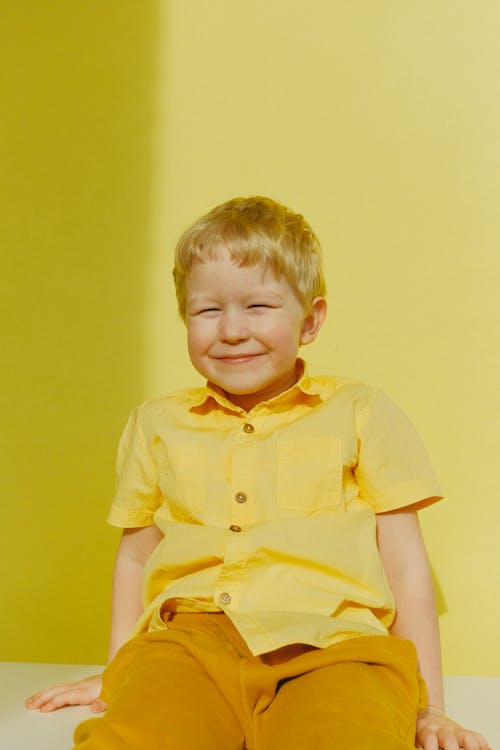 Gratis Niño En Camisa Amarilla Con Botones Foto de stock