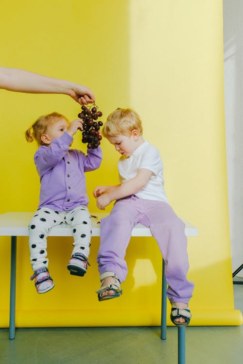 Une Personne Qui Donne à Ses Enfants Un Fruit De Raisin Frais