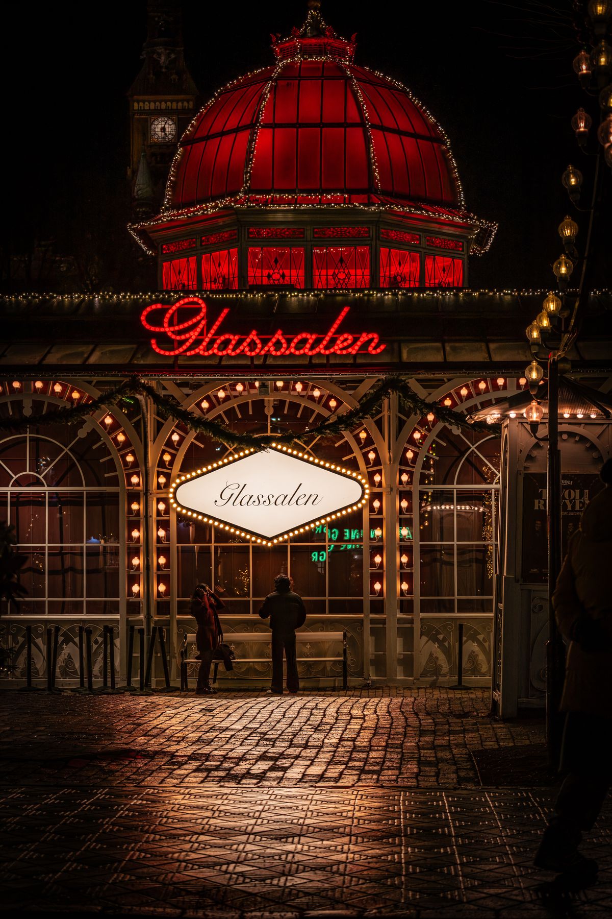 Copenhaga - clădirea Glassalen din Tivoli luminată noaptea