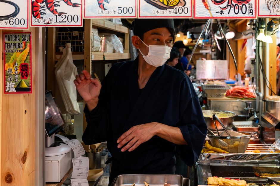 Japán tempura – a tökéletes ropogós bundában sült zöldségek titka – tempura restaurant tokyo chef frying