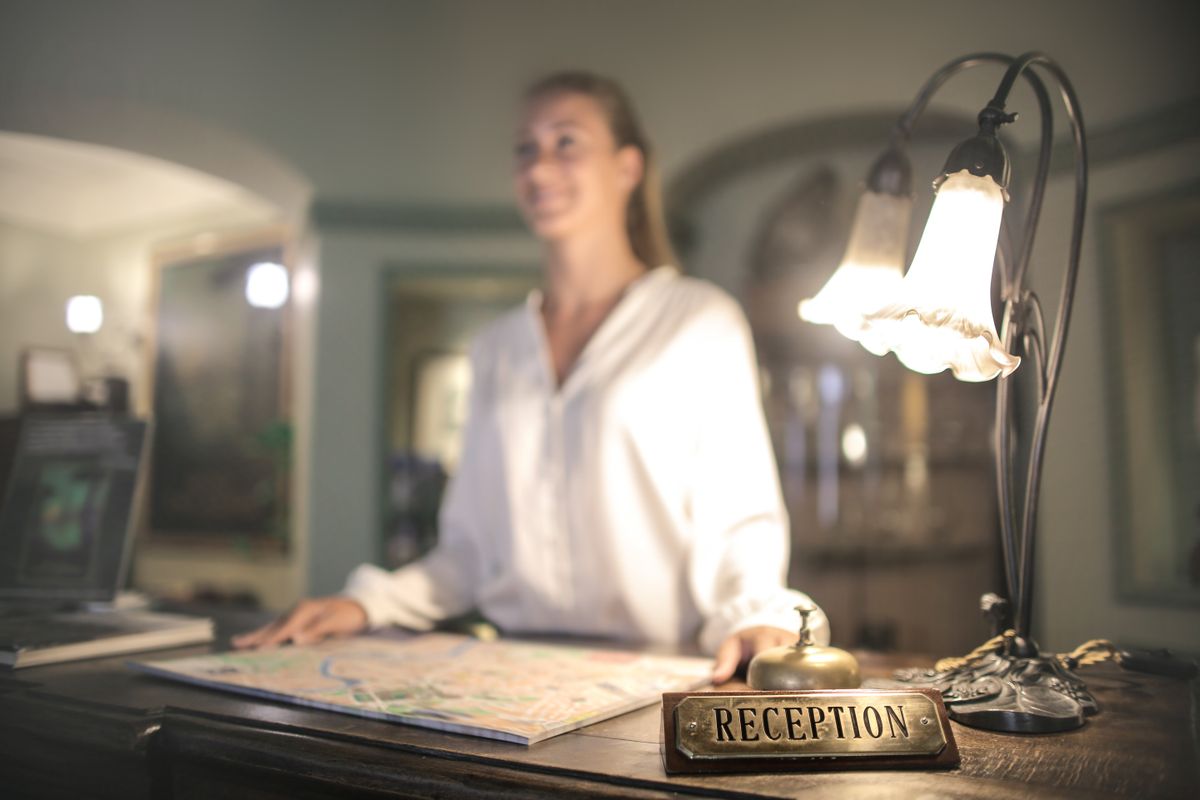 lavoro portiere notturno donna hotel italia hall reception elegante