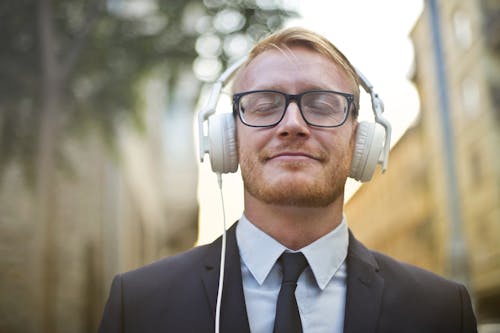 Fröhlicher Mann In Formeller Kleidung, Der Musik Genießt