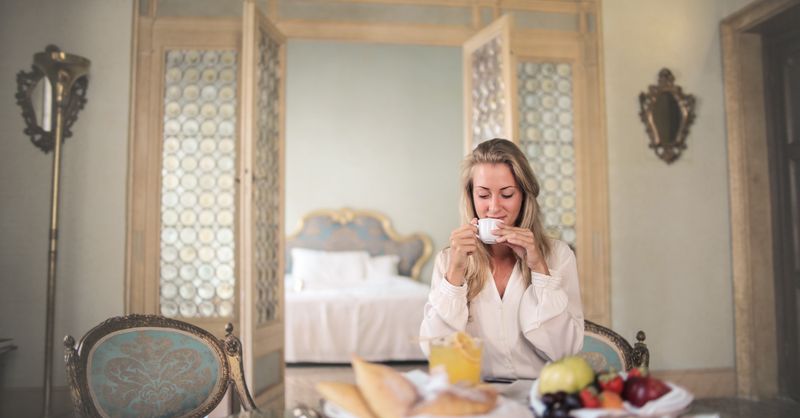 Petit-déjeuner à l’hôtel : est-il obligatoire et combien coûte-t-il ?