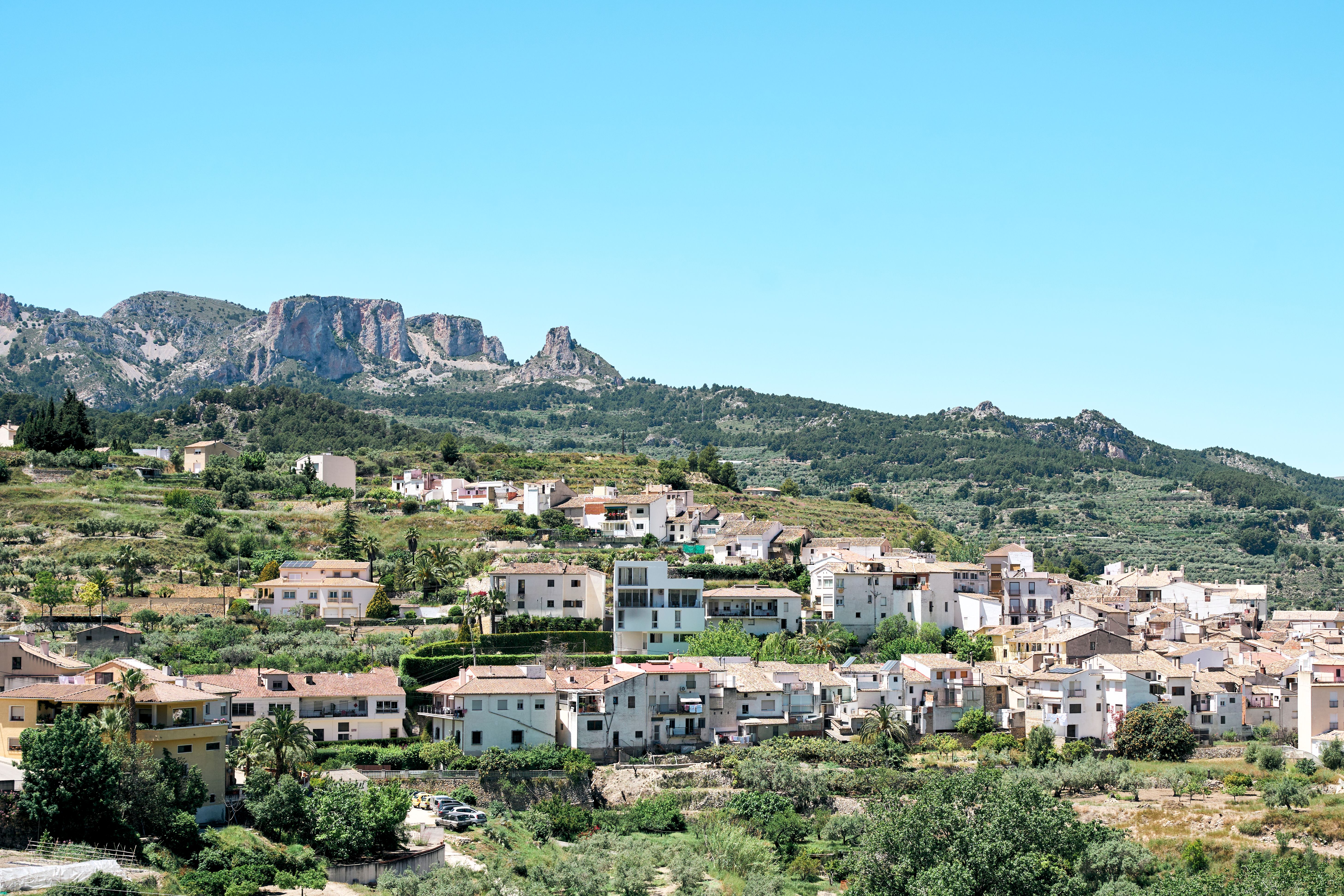 Pueblo con arquitectura mediterránea en entorno de montaña