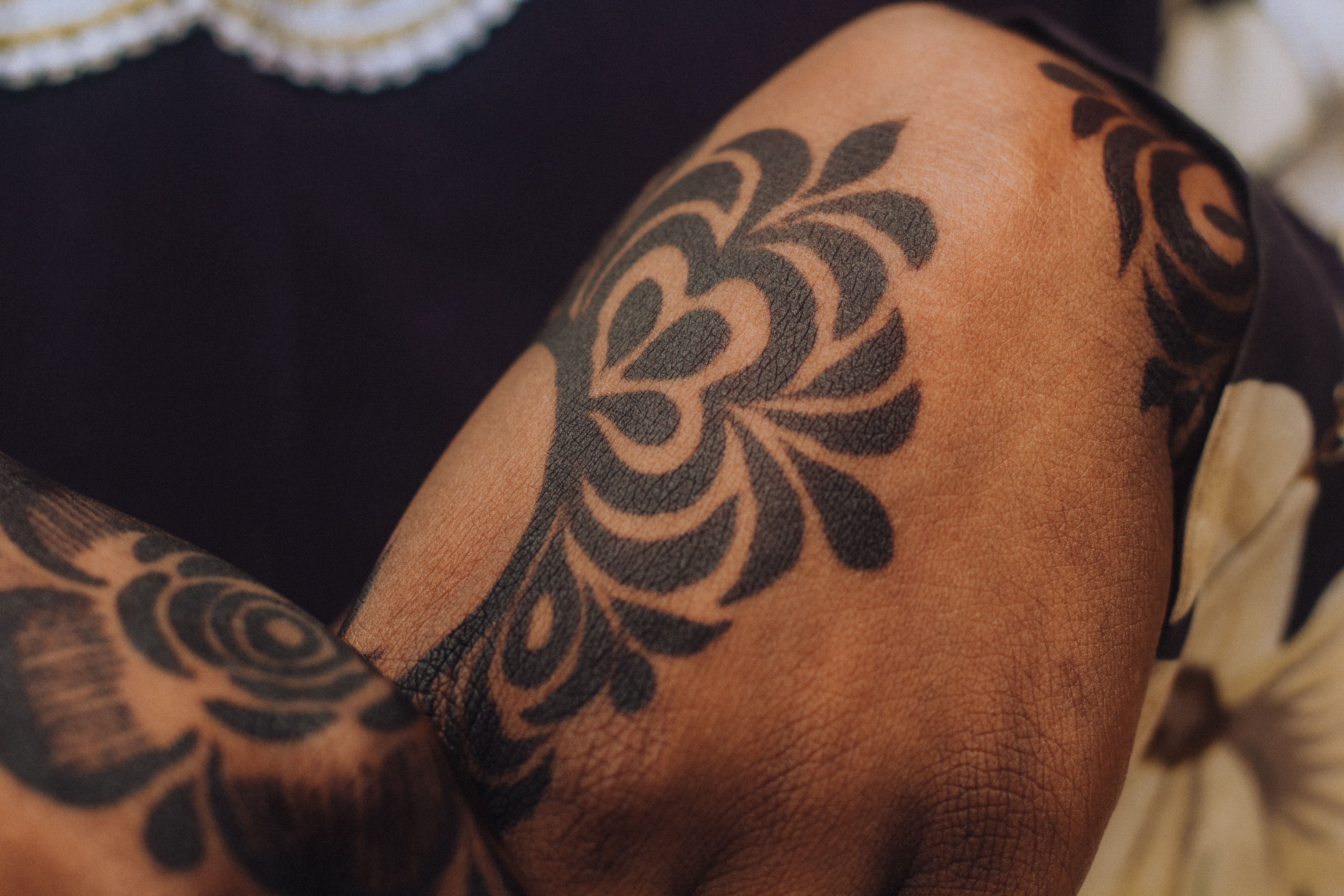 Gros plan détaillé d'un tatouage temporaire InkToday appliqué sur la peau avec netteté et précision