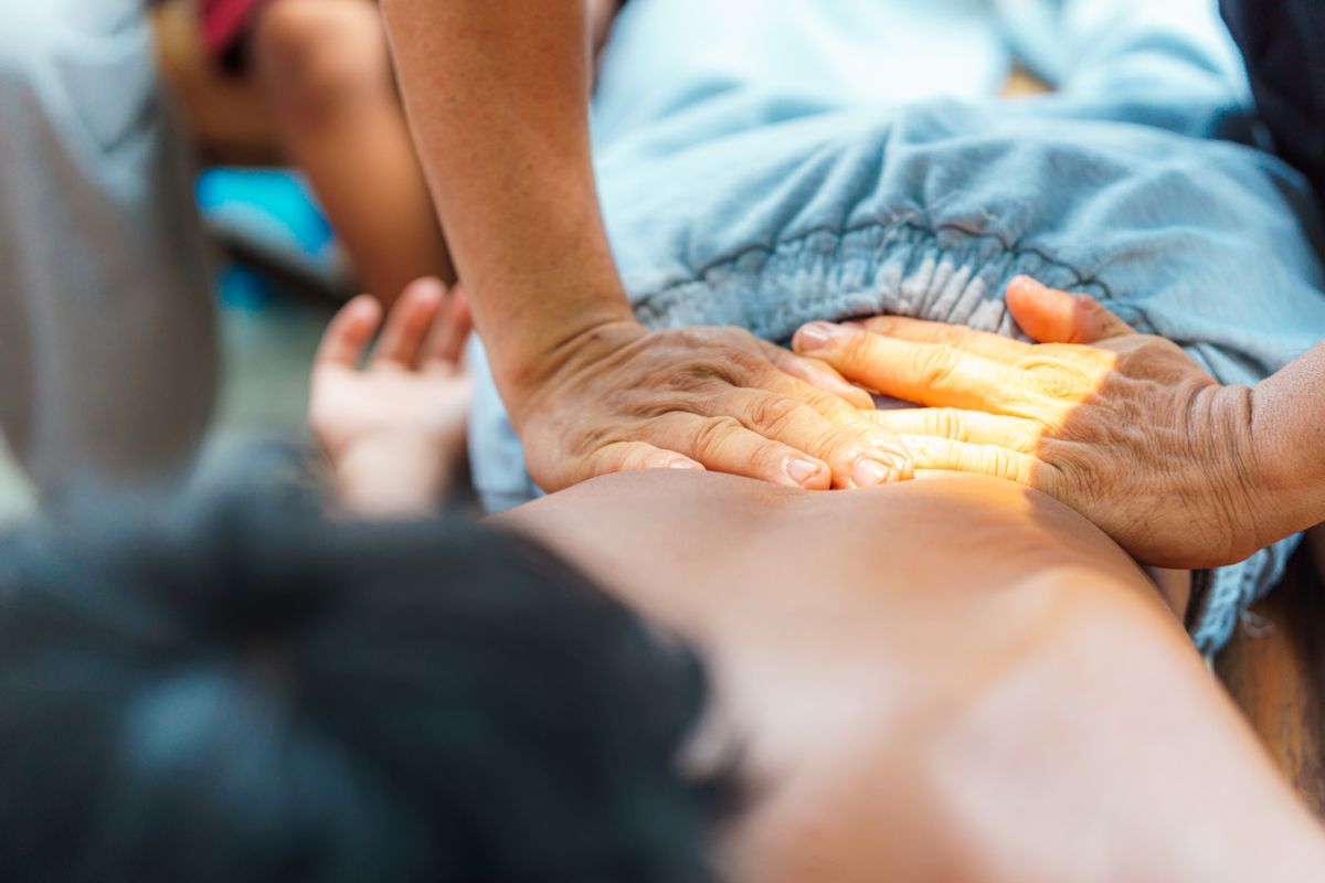 Therapeut behandelt Patienten-Rücken mit manuellen Techniken bei chronischen Schmerzen
