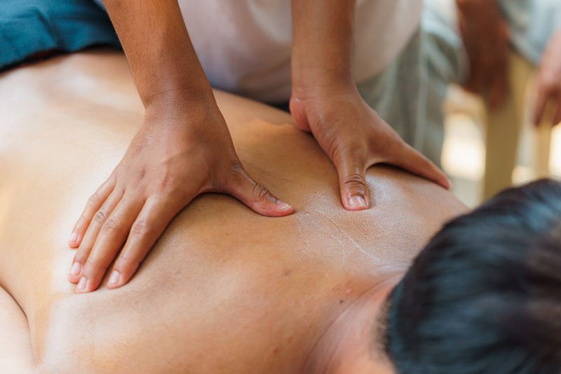 Técnica de presión precisa tipo shiatsu con las manos