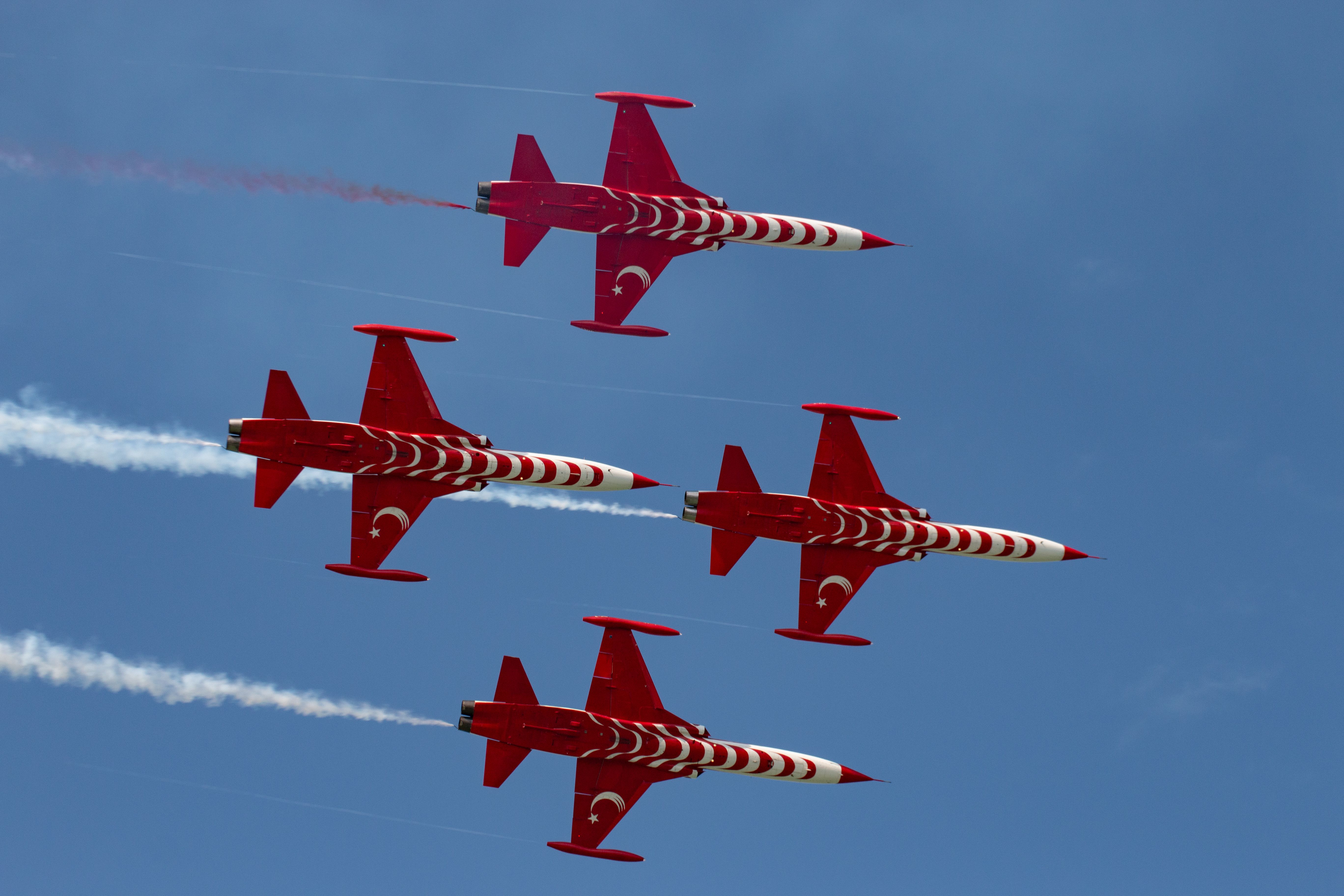 Savunma Sanayiinde Devrim: 5 Türk Şirketi Zirveye Oynuyor - Turkish Air Force aerobatic display team performing in clear blue skies
