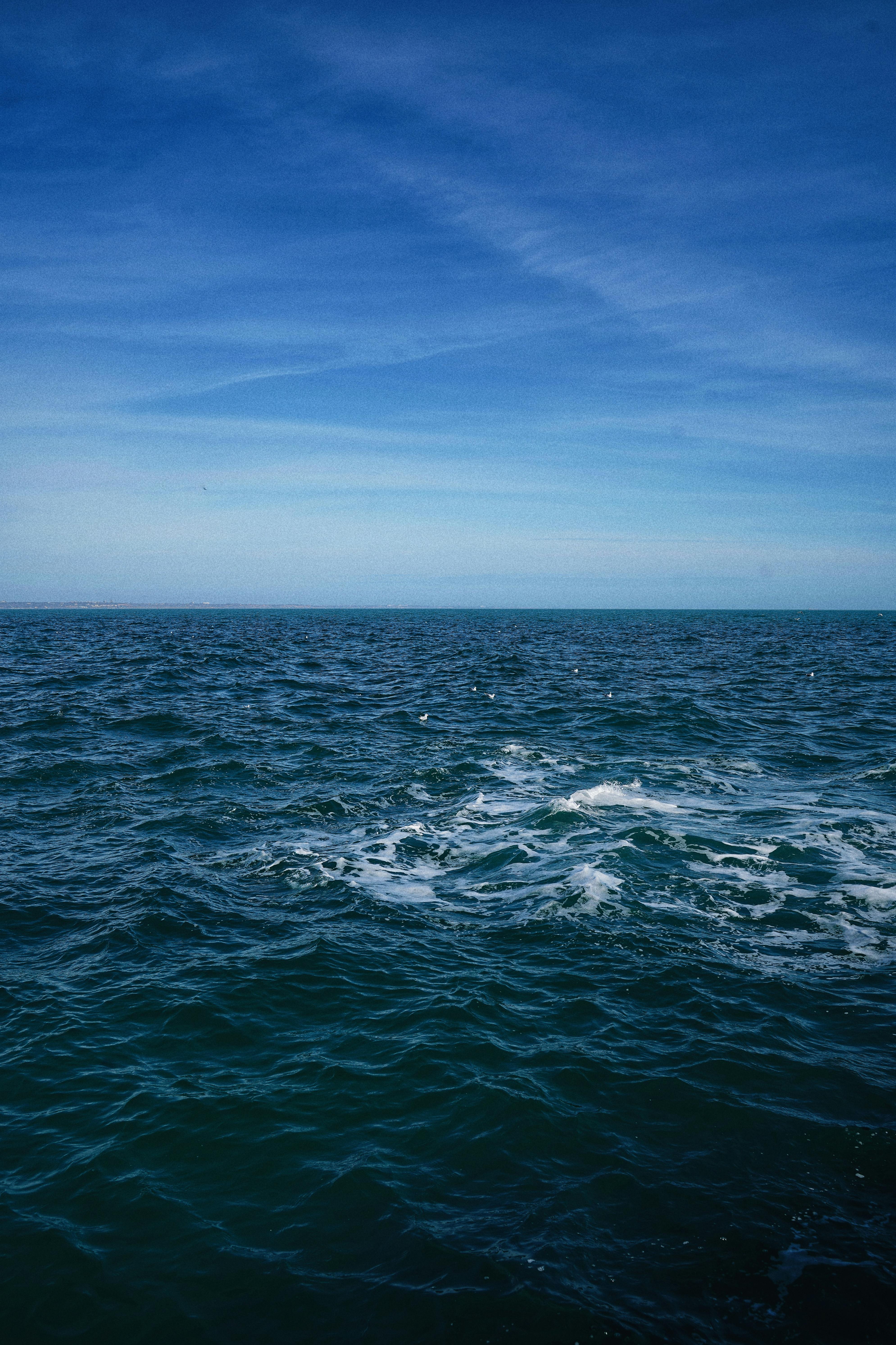 在乌克兰敖德萨晴朗的天空下，蔚蓝海洋的宁静景色传达着和平与开放