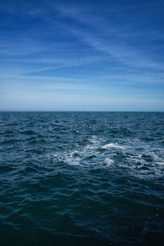 在乌克兰敖德萨晴朗的天空下，蔚蓝海洋的宁静景色传达着和平与开放