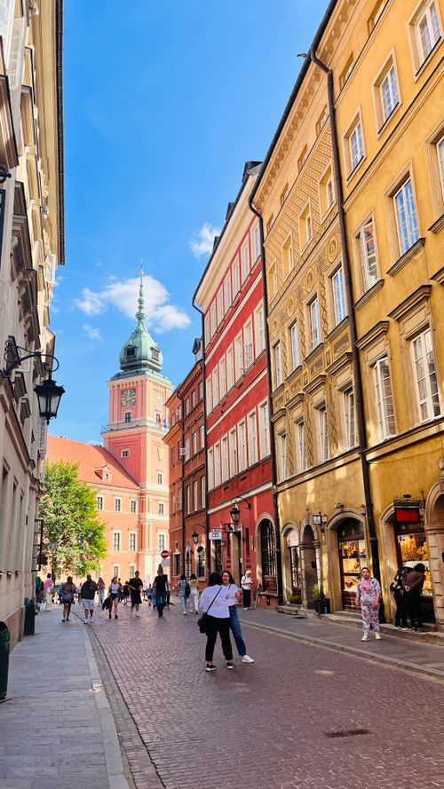 Charming European Courtyard with Historic Architecture · Free Stock Photo