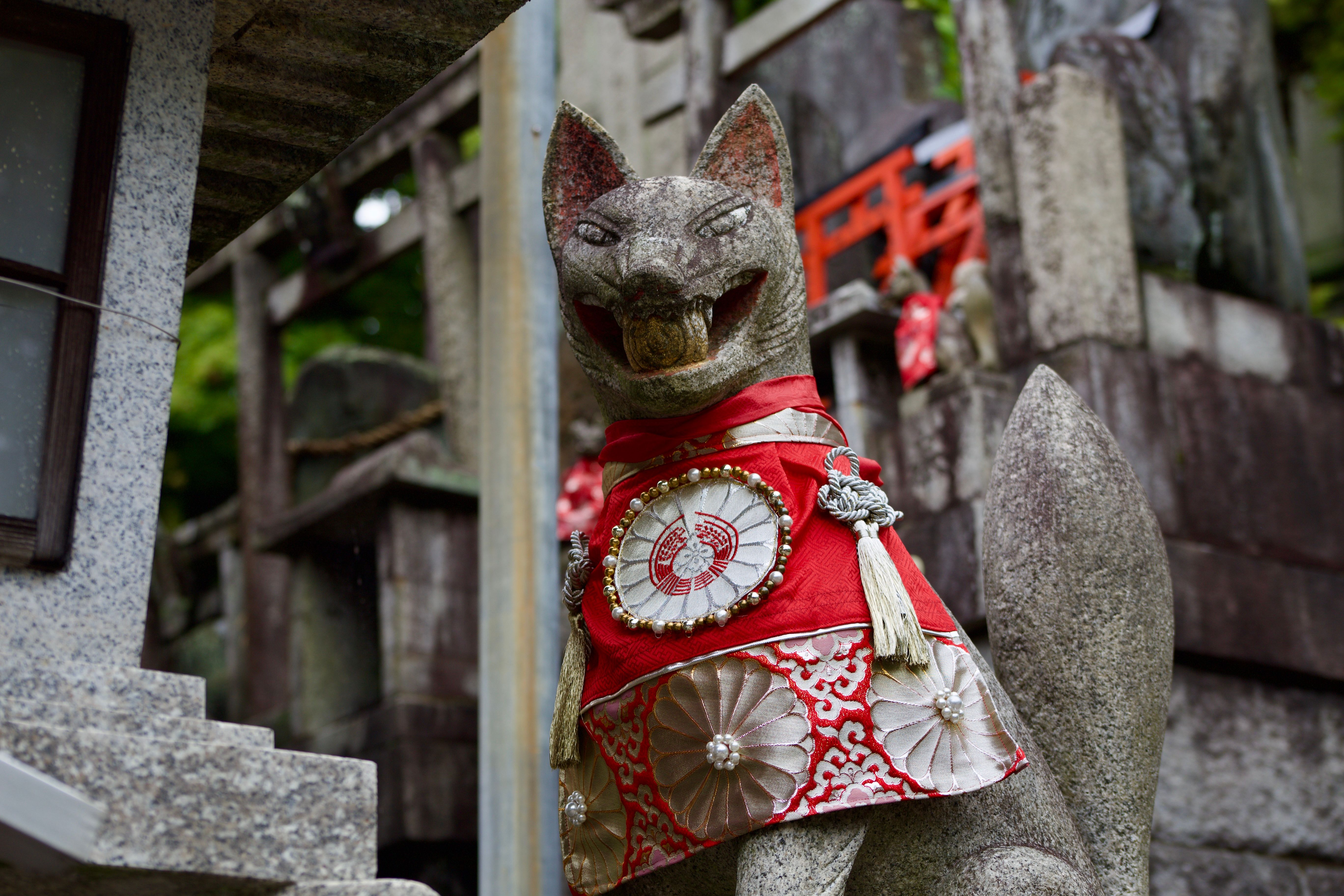 Fushimi Inari kaputengere: Kioto legikonikusabb szentélye – Fox statue kitsune Fushimi Inari shrine Kyoto