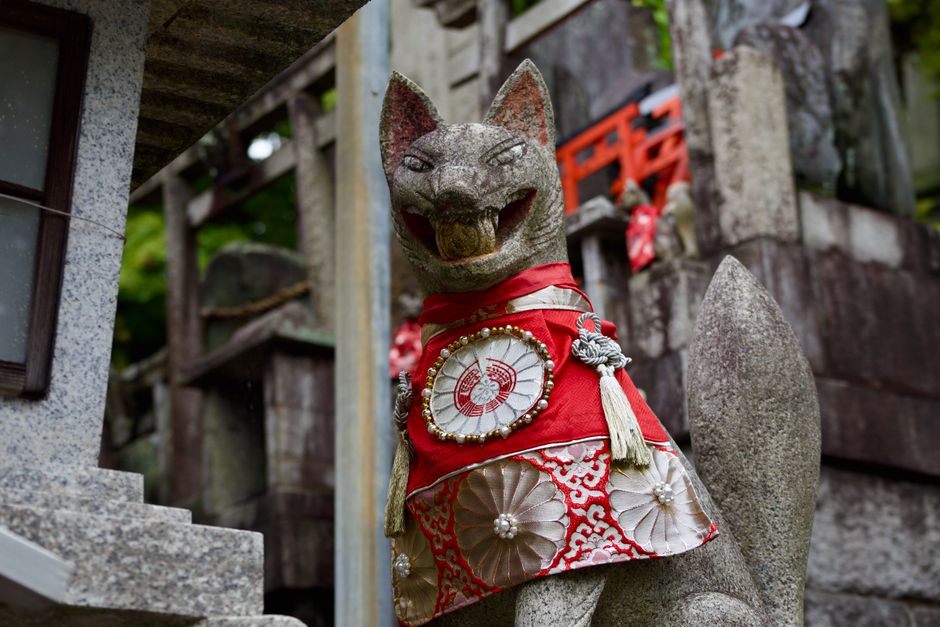 Fushimi Inari kaputengere: Kioto legikonikusabb szentélye – Fox statue kitsune Fushimi Inari shrine Kyoto