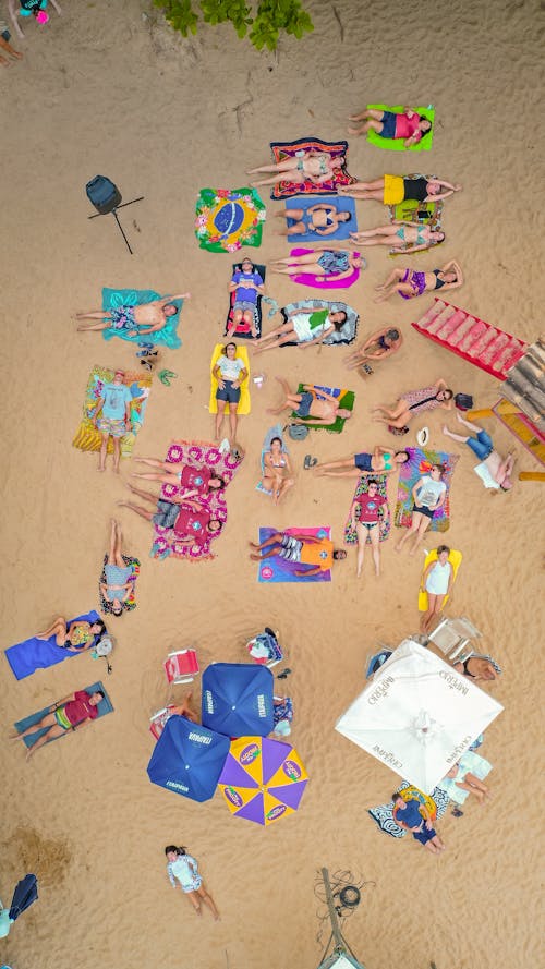 Gratis Persone In Vacanza Che Si Rilassano Sulla Spiaggia Foto a disposizione