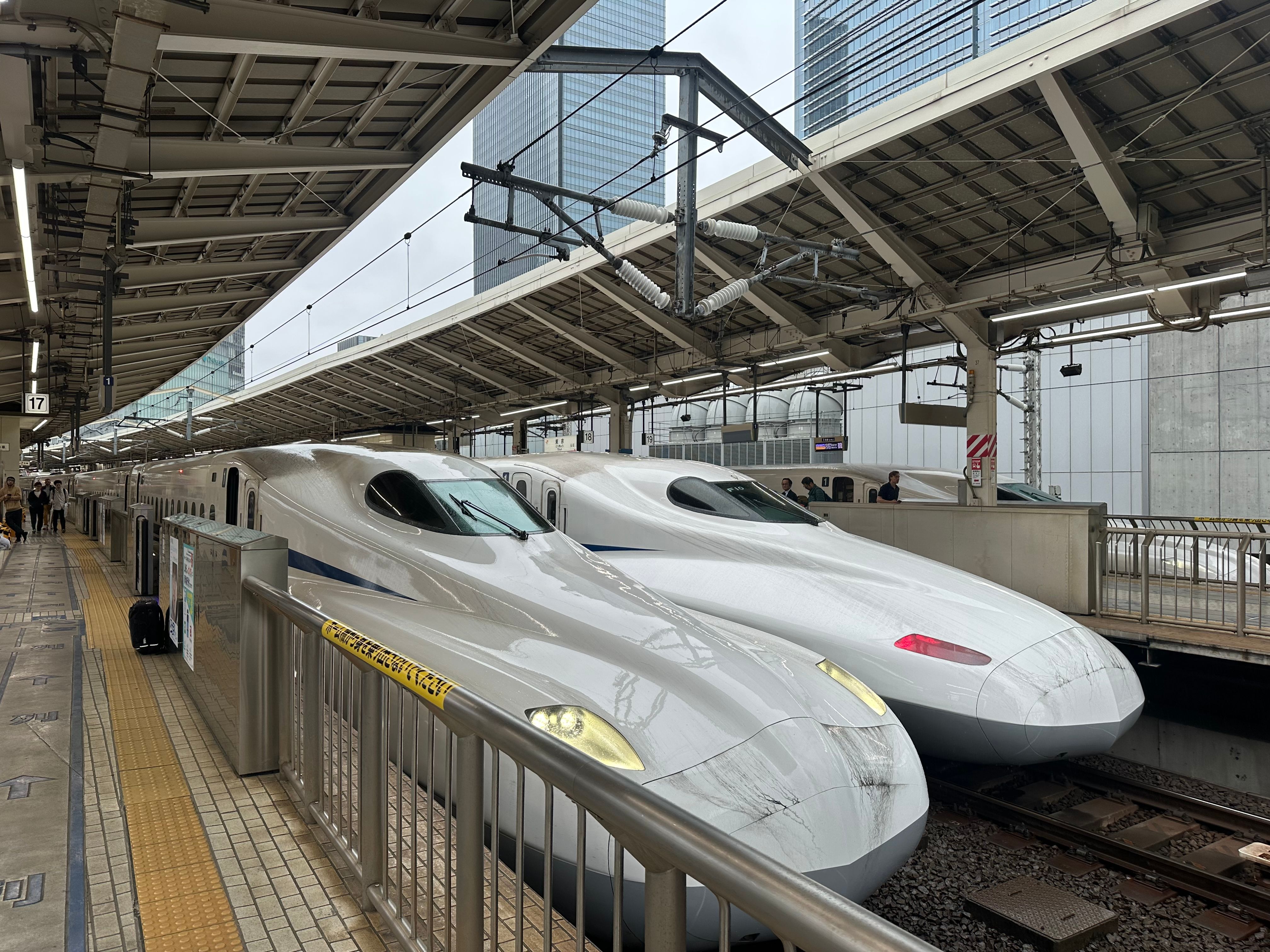 東京駅のホームに並ぶ新幹線（東京〜金沢の北陸新幹線の始発駅）