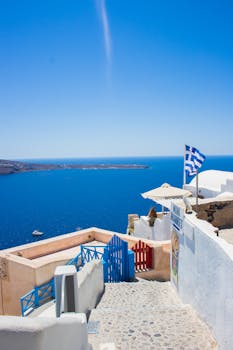 在圣托里尼岛，你可以探索令人惊叹的蓝色爱琴海景色，欣赏希腊建筑和充满活力的天空