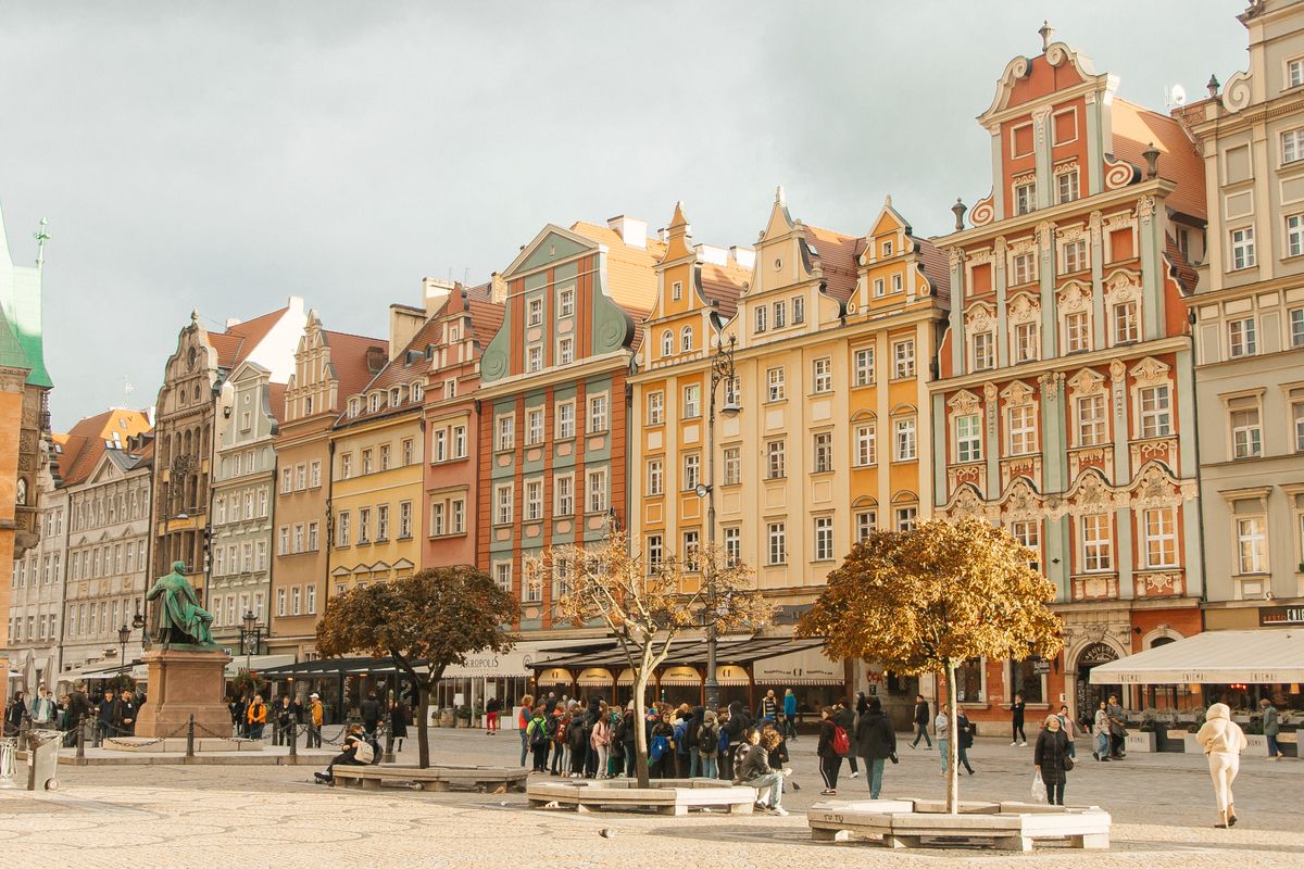 Piata Mare din Wroclaw, cu terase si oameni