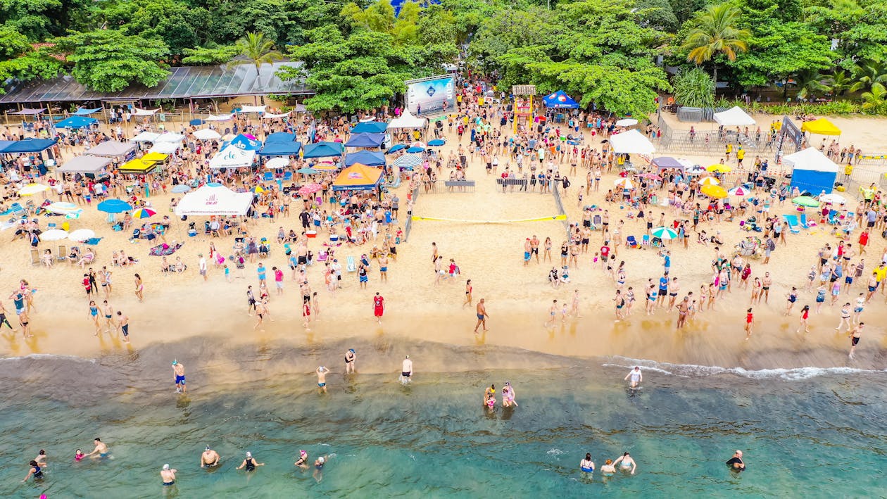 Free Playa Del Resort Con Gente Nadando Y Descansando. Stock Photo
