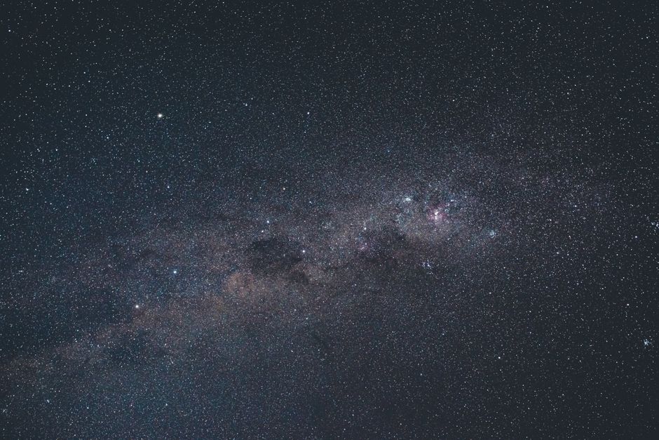 Fotomural Una vista hipnotizante de un vasto cielo estrellado, perfecta para temas de astronomía y tranquilidad.