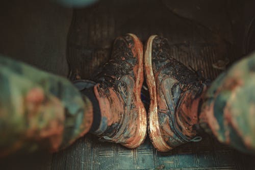 Kişiyi Kirli Spor Ayakkabılarla Kırpın