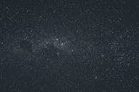 星空以银河系和无数恒星为特色，景色令人惊叹