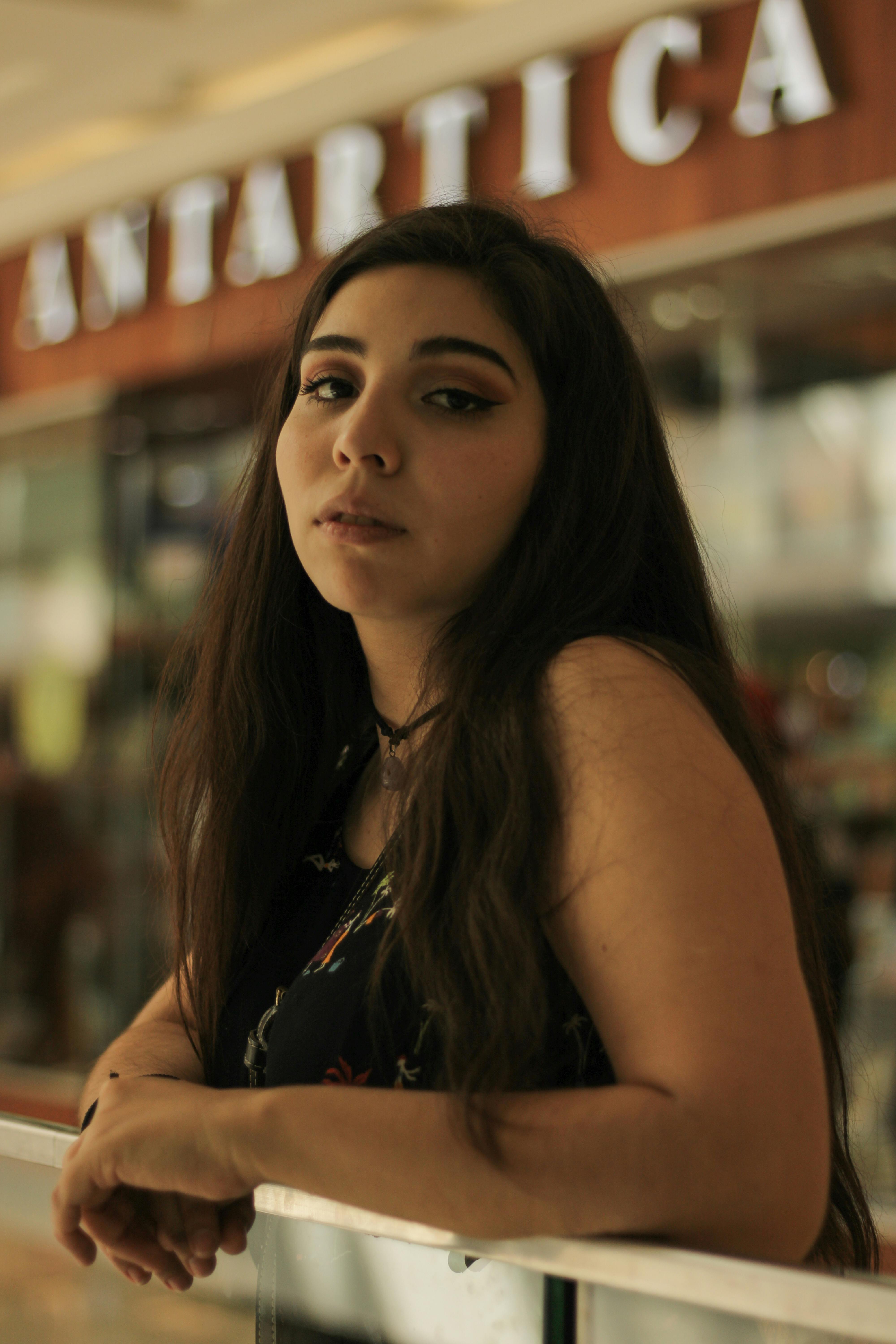 智利圣地亚哥购物中心里站着一位年轻女子