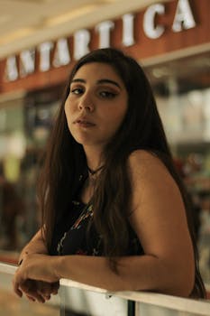 智利圣地亚哥购物中心里站着一位年轻女子